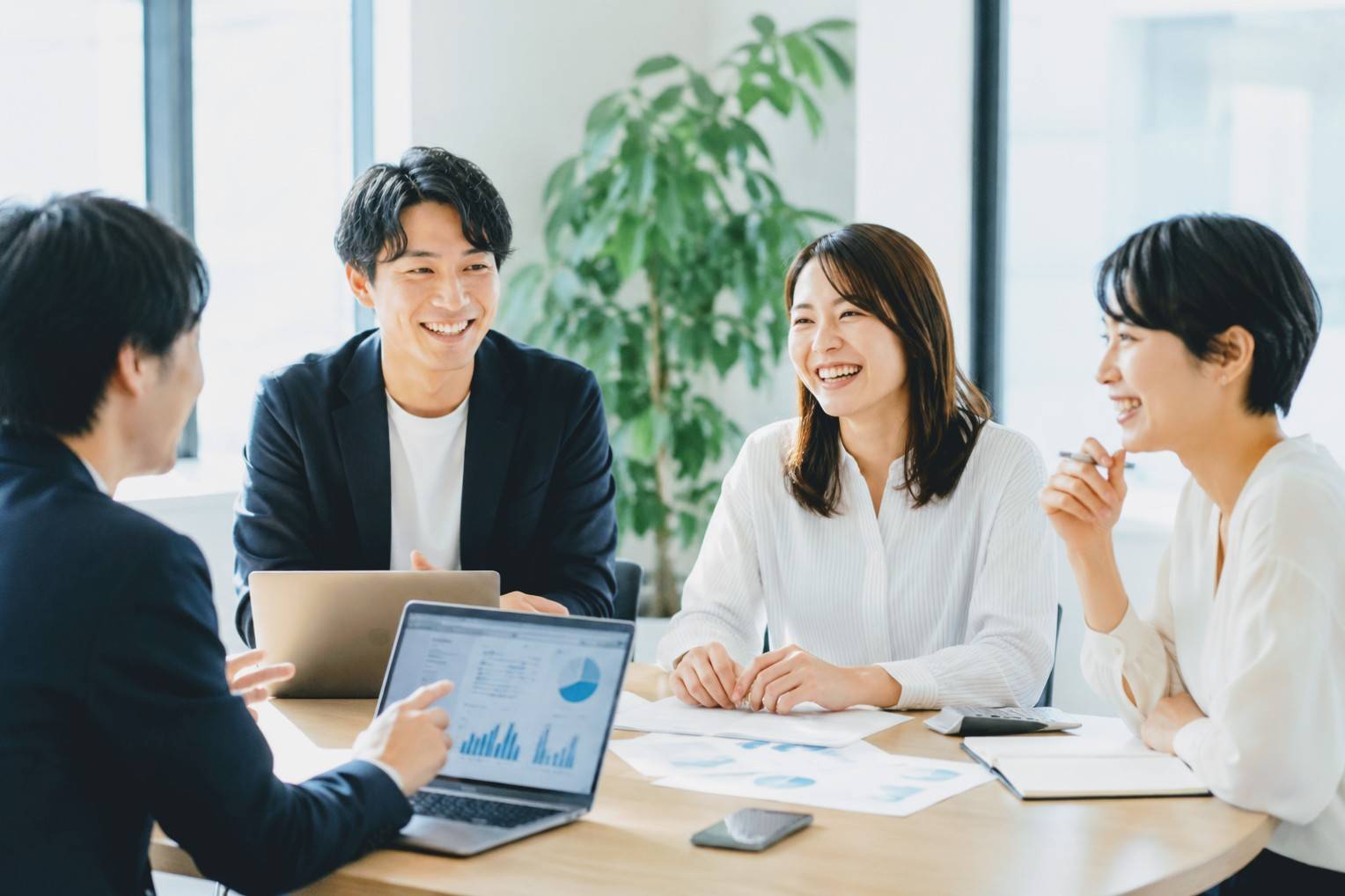 経営者と並走する打ち合わせの様子